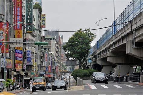 房子面對高架橋|我家住在高架橋旁 好近、好吵、好難繞 